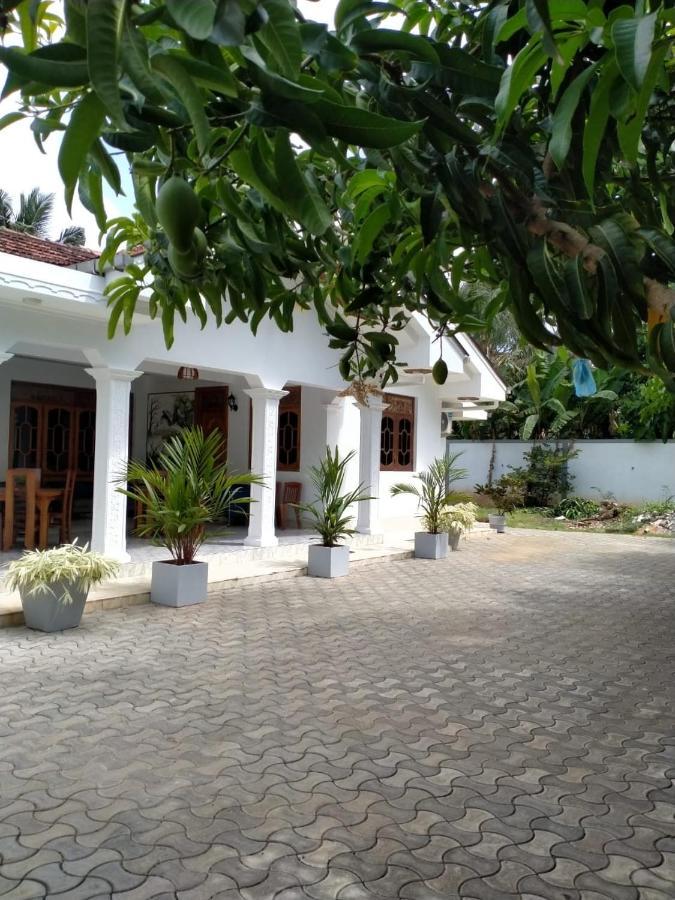 Holidays Hotel Nainamadama Exterior foto