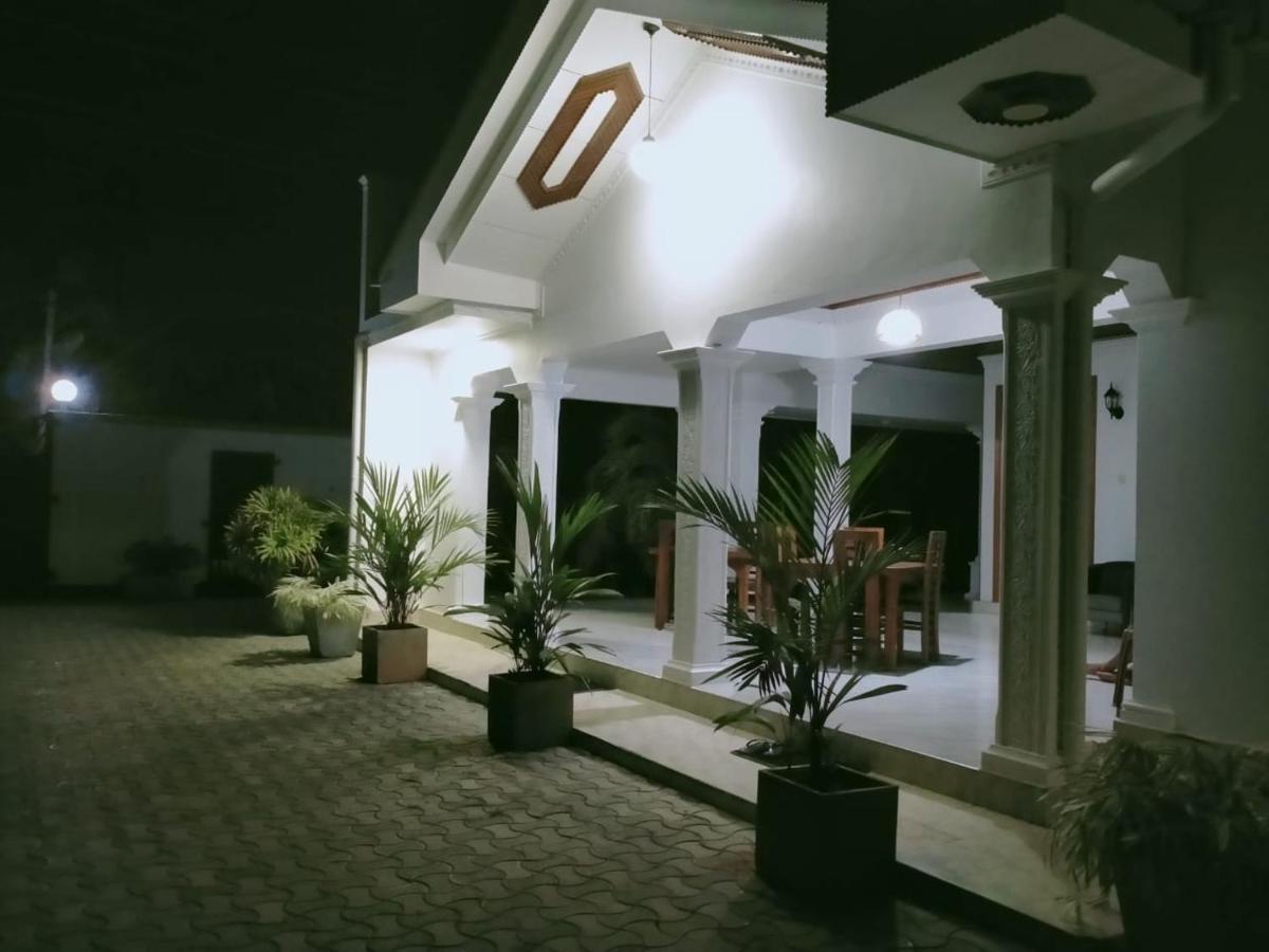 Holidays Hotel Nainamadama Exterior foto